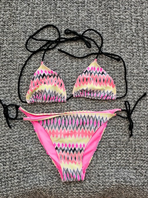 Ich hab Bikinis aussortiert. Wenn du einen willst schreib mir. https://t.co/oBejIOyQUz