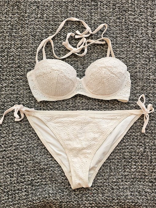 Ich hab Bikinis aussortiert. Wenn du einen willst schreib mir. https://t.co/oBejIOyQUz