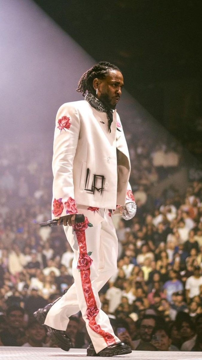 RapMais's tweet image. 🚨 Fãs acham que 21 Savage está atacando Kendrick Lamar em faixa inédita de Drake com Young Thug

Em um verso, o rapper rima: "Fez algumas músicas, ele acha que tá bombando agora / Tem que dar um corretivo nele, ele acha que é o Tupac"