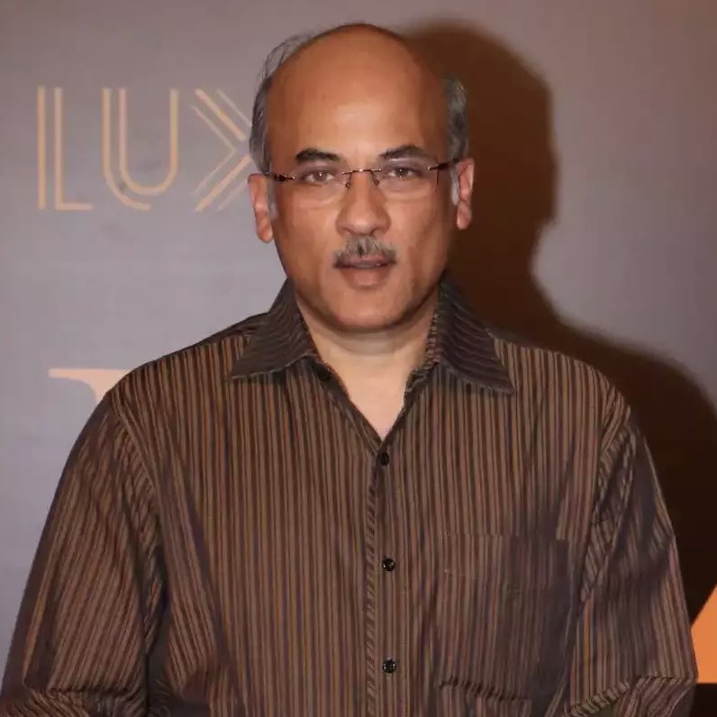babyandyYFL's tweet photo. #SoorajBarjatya confirms Kartik as the next PREM of #RajshriFilms : 

“mey ye keh sakta hu ki Prem ki vapse hone ki kam shuru ho chuka hai aur Hindi cinema ko naya Prem bhi jald hi dikhne wala hai. Pehle hum #KartikAaryan wale film bana rahe hai.” https://t.co/wJ4TbsZBdd