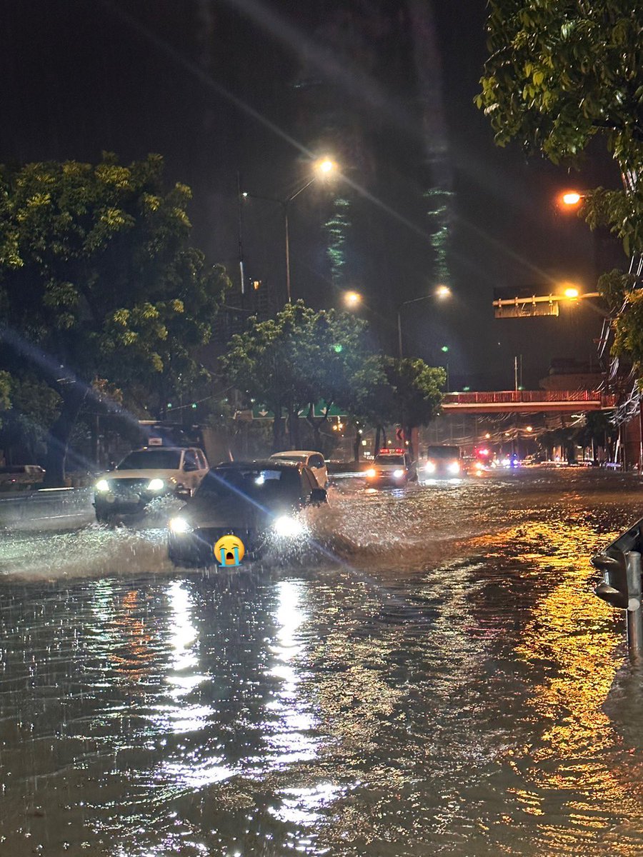 SuphanatMFP's tweet photo. อัพเดท ตี 1.30 ถนนรัชดา ฝั่งตรงข้ามศาลอาญา พอไหวครับ แต่เข้าซอยลำบาก ที่หนักสุดคือ ตรงห้วยขวาง ลงอุโมงค์ รถดับเยอะมากครับ https://t.co/BJS7Sj6mHO