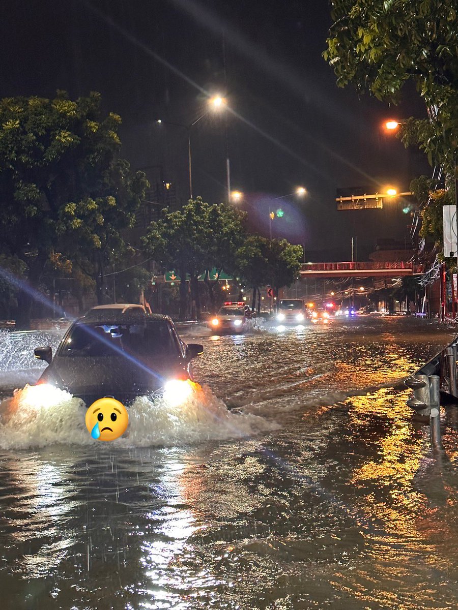 SuphanatMFP's tweet photo. อัพเดท ตี 1.30 ถนนรัชดา ฝั่งตรงข้ามศาลอาญา พอไหวครับ แต่เข้าซอยลำบาก ที่หนักสุดคือ ตรงห้วยขวาง ลงอุโมงค์ รถดับเยอะมากครับ https://t.co/BJS7Sj6mHO