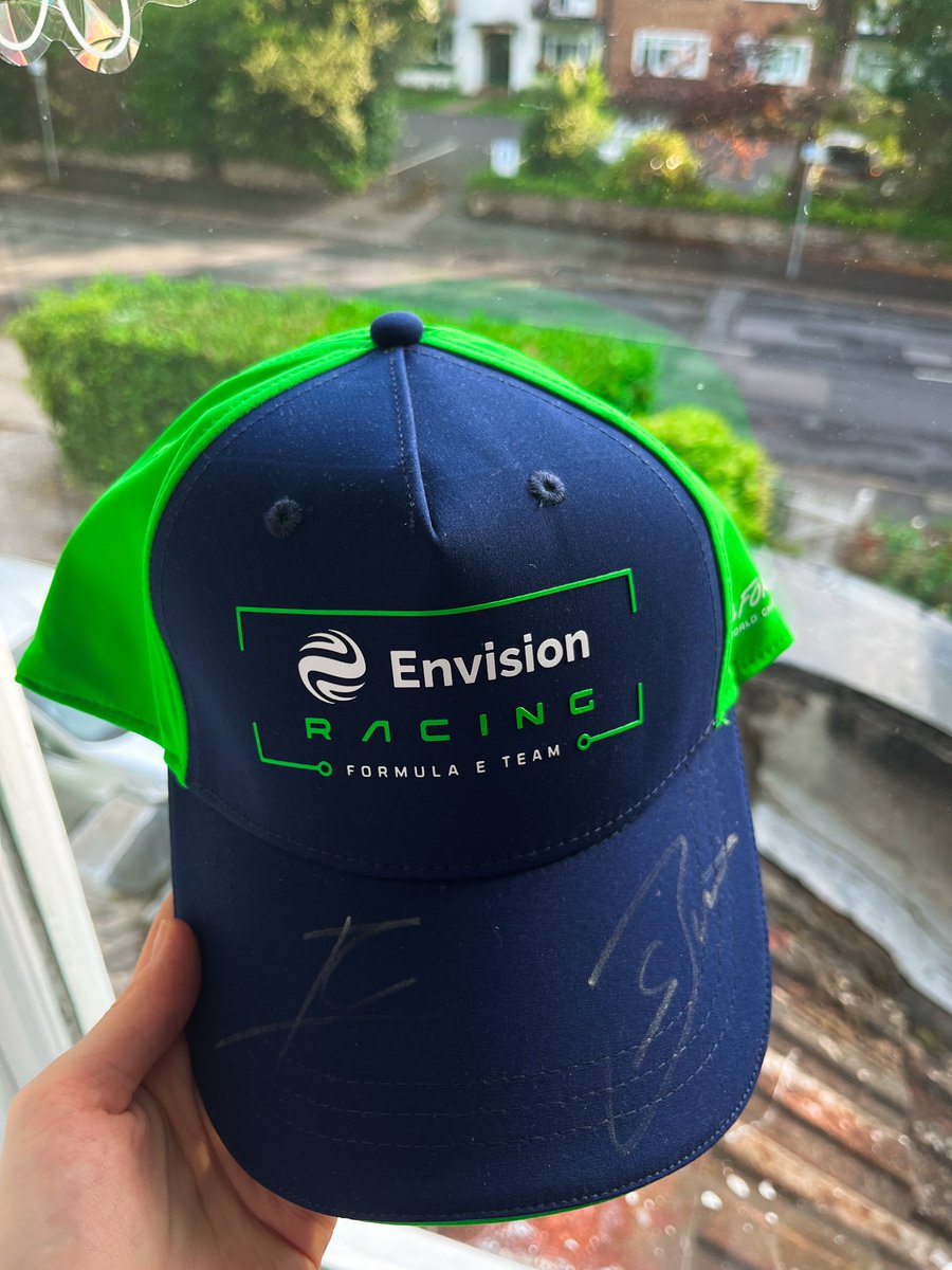 formulaesource's tweet image. 🎁 GIVEAWAY🎁

The winner will receive:

- 1 Envision hat signed by Robin Frijns and Sébastien Buemi
- A set of driver cards signed by Paul Aron, Joel Eriksson, Sébastien Buemi &amp;amp; Robin Frijns.

To enter:

- Follow @formulaesource 
- Like &amp;amp; Retweet this post

The winner will be…