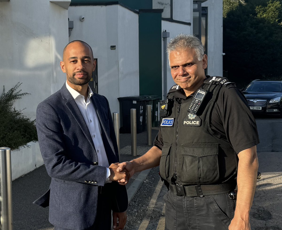 🕌Tonight, I joined members of #Eastbourne Mosque &amp; <a href="/sussex_police/">Sussex Police</a> officer Fareed to show solidarity against the scourge of hate.

Everyone has the right to feel safe in their home, community and place of worship. 

🕊️ Eastbourne says NO to hate crime and YES to unity and peace.
