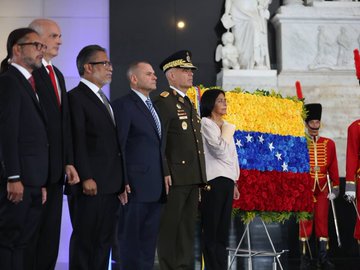 minecofinanzas's tweet photo. #EnFotos || La Vicepdta. Ejecutiva, @delcyrodriguezv, en representación del Presidente @NicolasMaduro, junto a diversas autoridades nacionales, participó en la conmemoración del Bicentenario de la Batalla de Junín, un evento que tuvo lugar en el Panteón Nacional, Caracas.

#06Ago https://t.co/NtNZRQY8o7