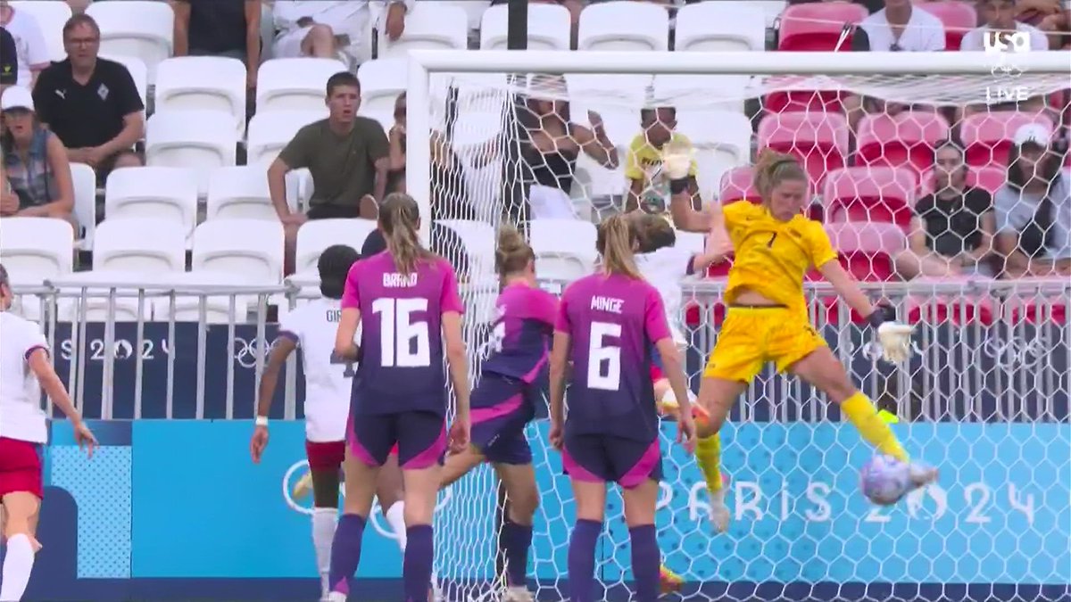 worldsoccertalk's tweet photo. Alyssa Naeher with the last minute kick save! Incredible ♥️

With the win, Team USA will now compete for the gold medal against Brazil or Spain. #USWNT #Paris2024 https://t.co/5A4JEBXF9v