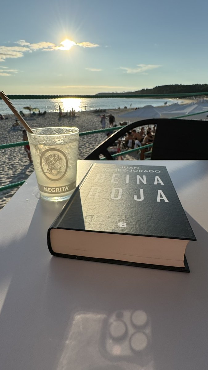 aldoresp's tweet photo. Otro verano más de playa y lectura, esta vez con @JuanGomezJurado y Reina Roja. https://t.co/hSPYcIq9gR