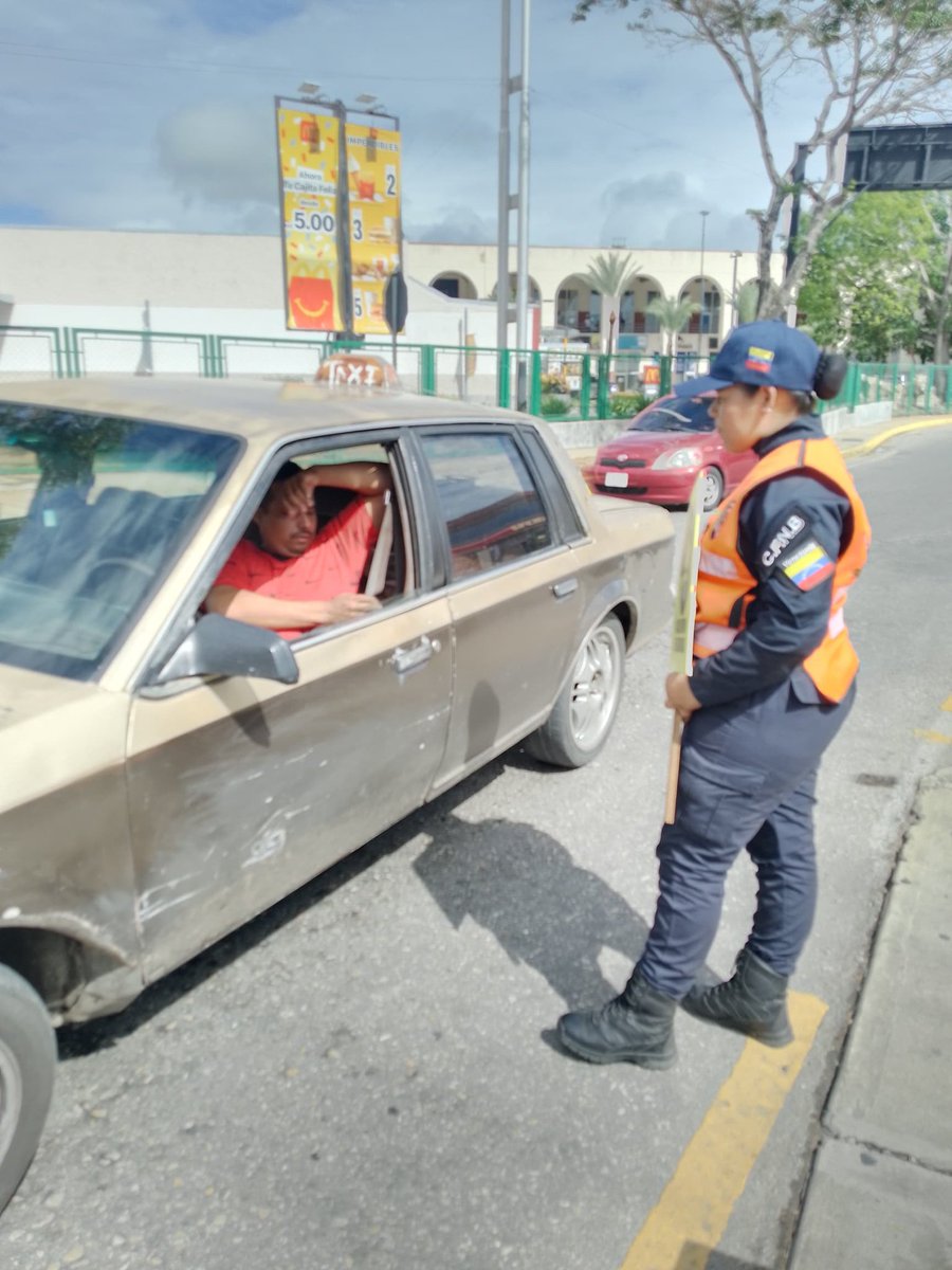 Transito_nvaesp's tweet photo. 🇻🇪Desde el estado Nueva Esparta funcionarios adscritos al servicio de @transitocpnb_  realizan orientación a nuestros amigos conductores sobre la importancia del casco protector y el cinturón de seguridad al momento de conducir.

Utilízalo tu seguridad es primero https://t.co/fjsrmBALAq