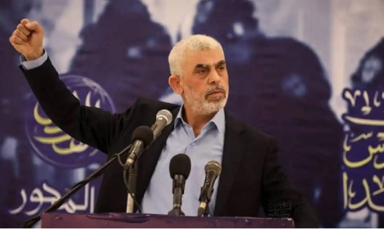 İsmail Haniye'den şehit edilmesinden sonra;
Hamas'ın yeni siyasi lideri Yahya Sinvar oldu.

Yıllarca İsrail hapishanelerinde kaldı. 
Gazze'deki direnişin arkasındaki akıl o. 
İsrail ve ABD'nin ölüm listesinin ilk sırasında.
Ama uzun zamandır yeri tespit bile edilemedi.