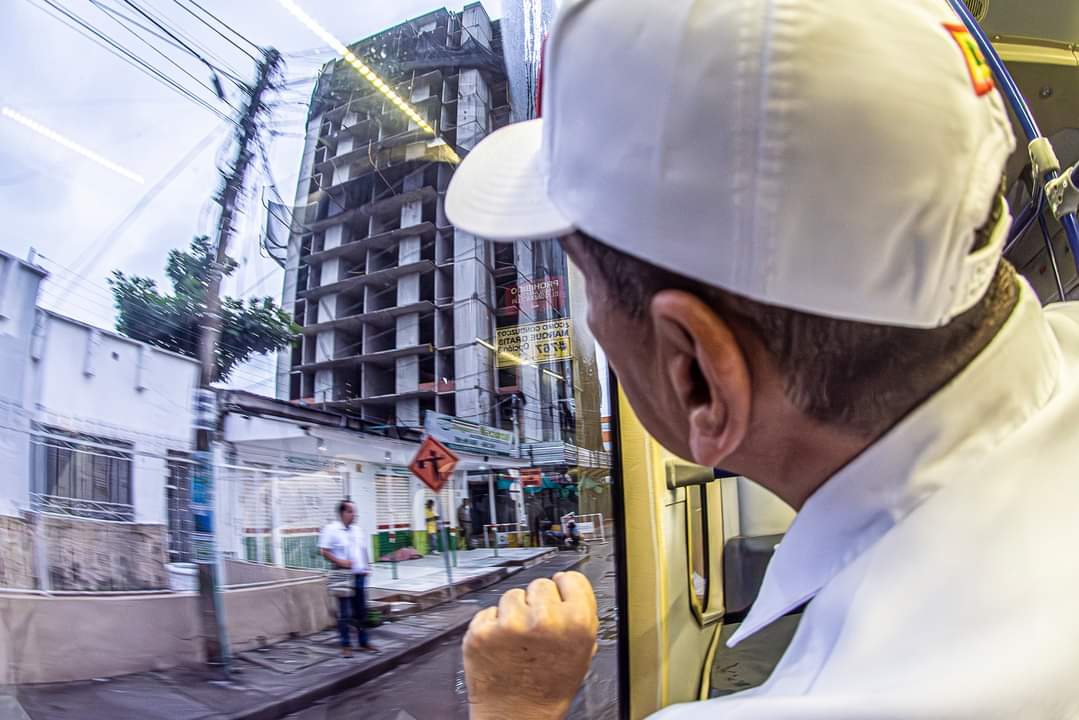 Estrenando la ruta de <a href="/TranscaribeSITM/">Transcaribe S.A.</a> Torices - Bodeguita, y viendo desde la ventana del busetón el adefesio #Aquarela que cada semana se hace más pequeño. Falta poco. 

Buena foto de Toño Alcalá.
