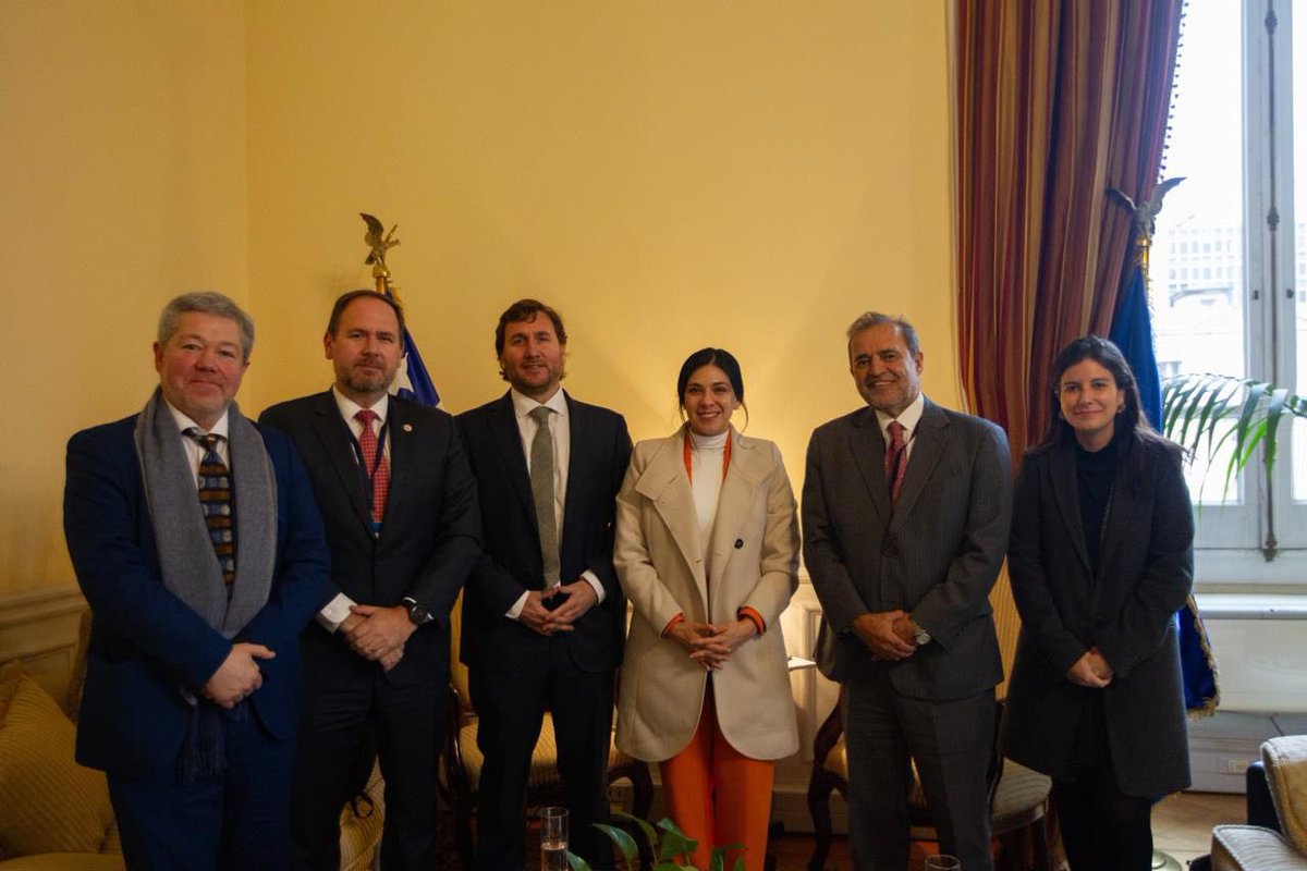 🇨🇱Junto a <a href="/PabloterrazasL/">Pablo Terrazas</a> <a href="/AgendaCAF/">CAF</a> tuvimos una fructífera reunión de trabajo con la Presidenta de <a href="/Camara_cl/">Diputadas y Diputados de Chile</a> <a href="/KarolCariola/">Karol Cariola Oliva</a>, en favor de las políticas de género que impulsa #Chile, y de la agenda interparlamentaria de <a href="/A_delPacifico/">Alianza del Pacífico</a>.🇨🇱 🇵🇪 🇨🇴 🇲🇽