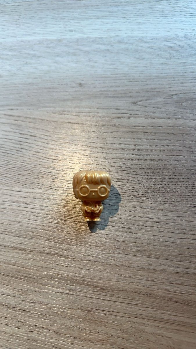 wxickx's tweet photo. Pierwszy raz kupiłam kinder joy z Harrego Pottera i odrazu dostałam złotego XD talk about luck https://t.co/IbW4hJuK5D