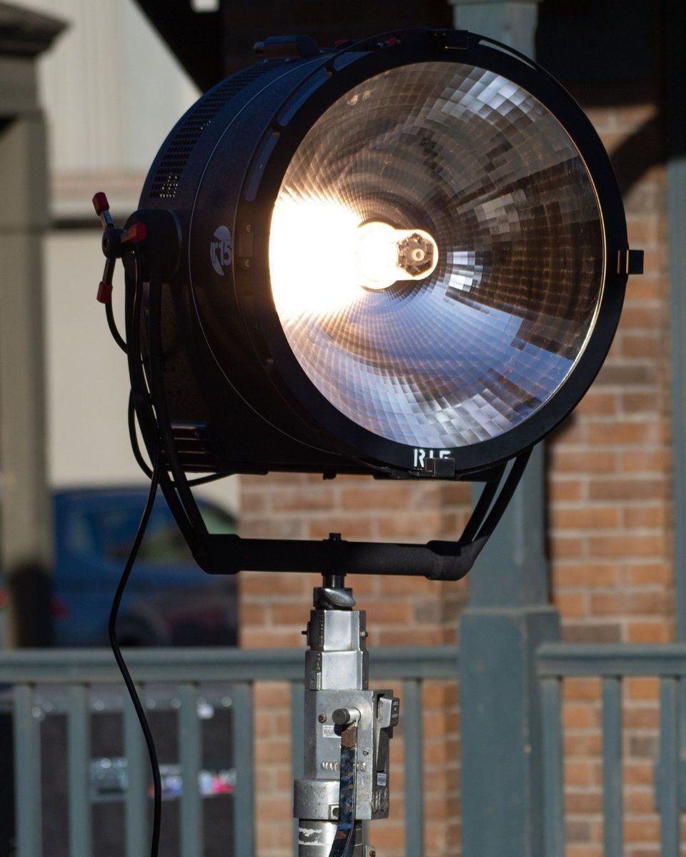 CineoLighting's tweet image. Ready for its close-up! The Cineo Reflex R15 can be used to create a variety of lighting looks and effects on set. 

#cineo #ReflexR15 #ledlighting #cinematography #lightingsetup #onset