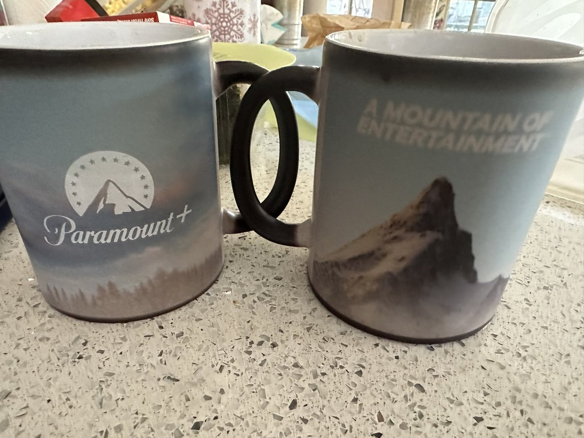Tiffsatbrkfst's tweet photo. @SD_Comic_Con Found out today that those boring black mugs are actually color changing! 😱 https://t.co/DEl3AXLjYi