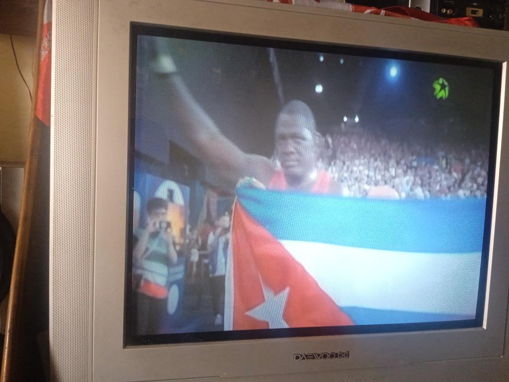 Dejó sus zapatos en el colchón, donde mismo se dejó el alma durante 5 Juegos Olímpicos 

🇨🇺🇨🇺🇨🇺🇨🇺🇨🇺