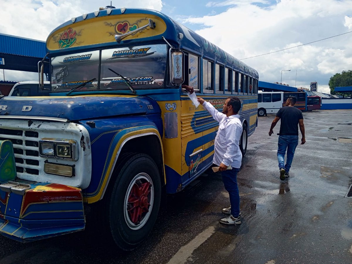 GerenteTTINTT's tweet photo. #MovilidadSegura | Funcionarios de la Gerencia de Transporte Terrestre #INTT revisan la higiene y confort de las unidades de transporte público en el terminal Central de Maracay, edo. Aragua. 
#ChaoWhatsApp https://t.co/vG5skyeVP9