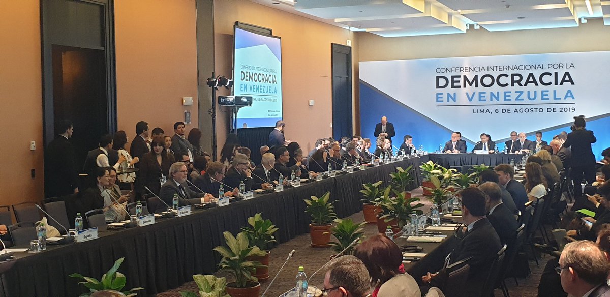 🇻🇪 Hoy hace exactamente 5 años se celebraba en Lima la "Conferencia Internacional por la Democracia en #Venezuela". 

Colombia apostaba por un cerco diplomático. #EEUU presentaba planes para el día después de la salida de #Maduro.

Se decía que la transición era inminente.