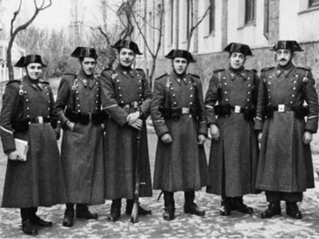 Capitana_espana's tweet photo. España años 50. Equipo antiOkupa, antiRobos, antiViolaciones y antiDelincuentes. Totalmente respaldado por la ley. Efectividad al 100% y sin ir al gimnasio. No te digo que me lo superes, IGUALAMELO. https://t.co/uhnAlE241T