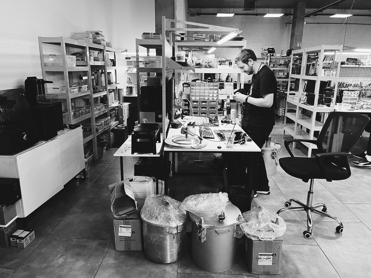 Ну а раптом 

Є тут люди, що знаються на грантах, всьому процесі від пошуку до ведення грантів 

Напишіть мені. Нам дуже треба в <a href="/EsperBionics/">Esper Bionics</a> 

(На фото частина ливарного департаменту, 2 реактори)