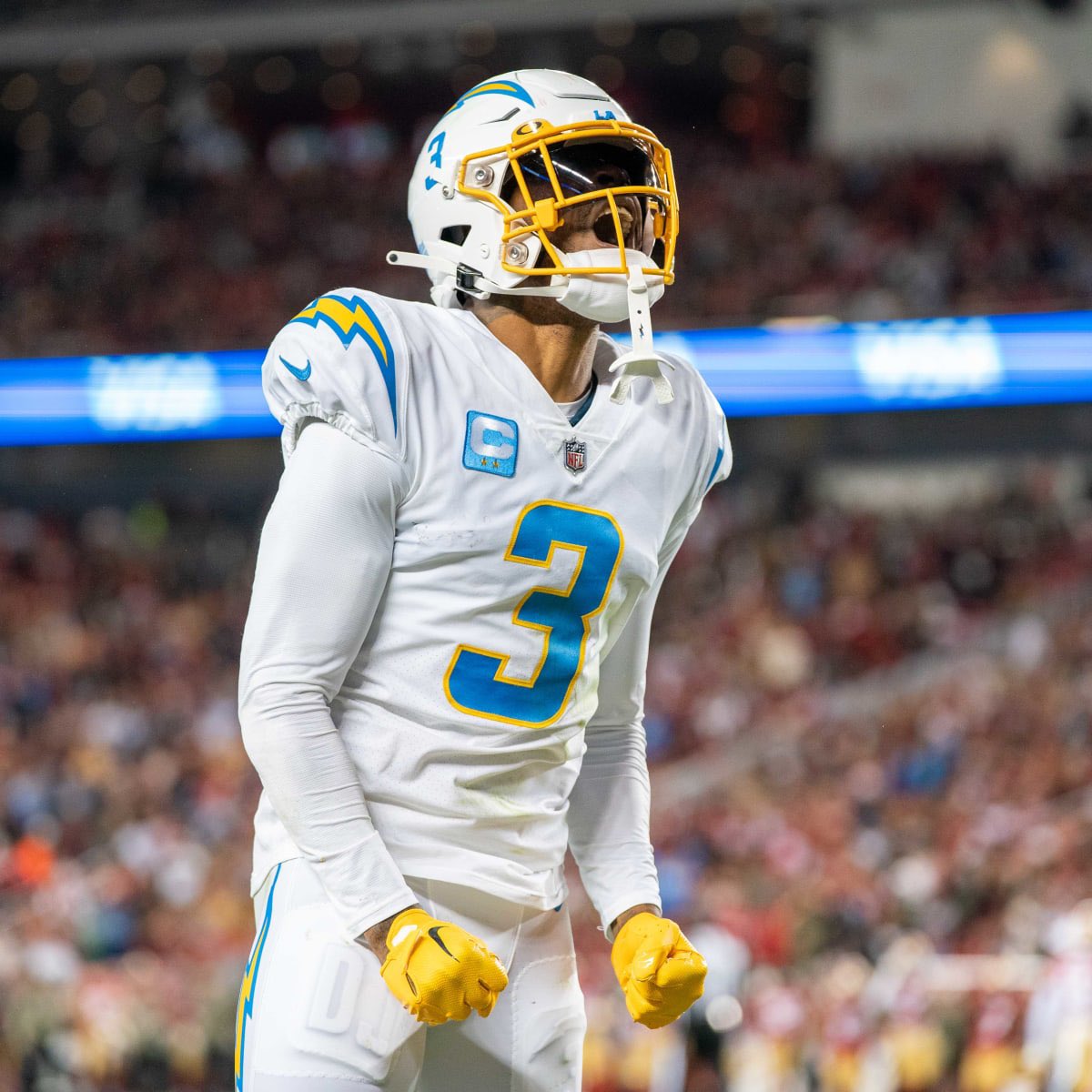 MLFootball's tweet photo. 🚨BREAKING: All-Pro safety Derwin James may play some offense for the #Chargers this season, he exclusively tells @GOATfarmmedia.

Jim Harbaugh has possibly been working on some offensive packages for Derwin.

👀 https://t.co/1nbOC7I33f