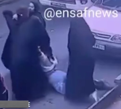 ذبح انسانیت در ام القرای اسلامشون .
با کیف قاپ و خفت گیر  هم این مدلی برخورد نمیکنن .
حق با اون ۶۰ درصدی بود که تو انتخابات شرکت نکردن .
#حجاب_اجباری