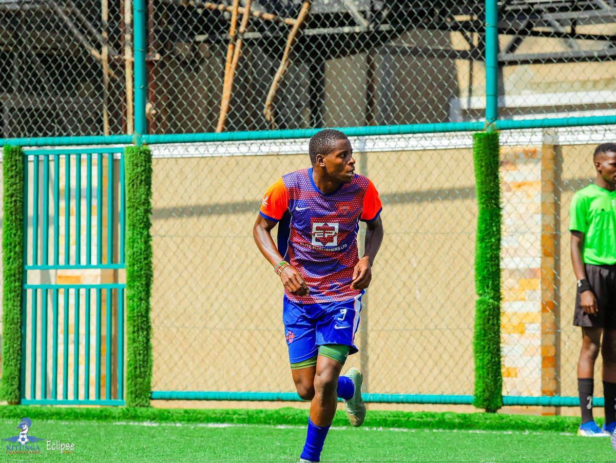 EladoFc's tweet image. Our utility player @ObarWoodz trying to fix what oba? 
@KitungaLeague GW15
#Season7
#ElitePublishersLtd
#TulumbeKaaziFinal