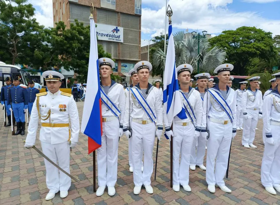 📌La tripulación del BE "Smolnyi" en compañía del Cmdte de la <a href="/ZODI_LaGuaira/">ZODILaGuaira</a> MG Jesús Villamizar, el Segundo Comandante de la @armadabolivariana VA Edward Centeno Mass y el Gdor del Edo La Guaira realizaron Ofrenda Floral al Libertador #simónbolívar en la Plaza Bolívar Chávez