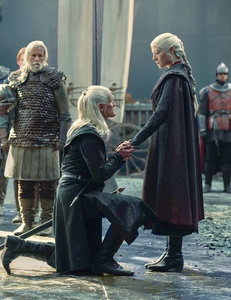 - El mundo no es como creíamos. Esta guerra sólo es el principio. Se acerca el invierno. Y, con él, la oscuridad y la destrucción. 

- Hablas igual que mi padre. 

- Lo he visto. He visto que no podemos prevalecer. Y, aún así, de algún modo, debemos hacerlo. Nuestra única