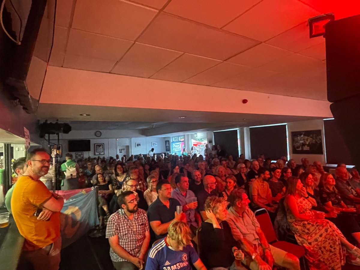 Bragdy'r Beirdd (@bragdyrbeirdd) on Twitter photo Noson llawn dop yn <a href="/PontypriddRFC/">Pontypridd RFC</a> <a href="/gigscymdeithas/">Gigs Cymdeithas</a> a’r prifardd newydd <a href="/GwynforDafydd/">Gwynfor Dafydd</a> yn dechrau’r noson gan greu llond bol o chwerthin Noson llawn dop yn <a href="/PontypriddRFC/">Pontypridd RFC</a> <a href="/gigscymdeithas/">Gigs Cymdeithas</a> a’r prifardd newydd <a href="/GwynforDafydd/">Gwynfor Dafydd</a> yn dechrau’r noson gan greu llond bol o chwerthin