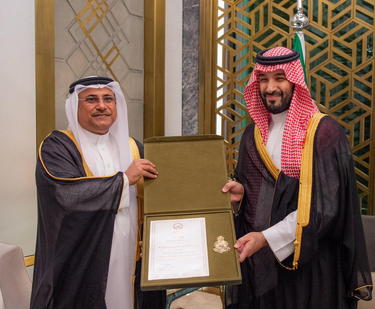 سمو سيدي #ولي_العهد يستقبل في جدة، رئيس البرلمان العربي، الذي قدم وسام القائد لسموه تقديراً وعرفاناً من الشعب العربي لمواقفه الرائدة في الدفاع عن القضايا العربية، وتعزيز العمل العربي المشترك.