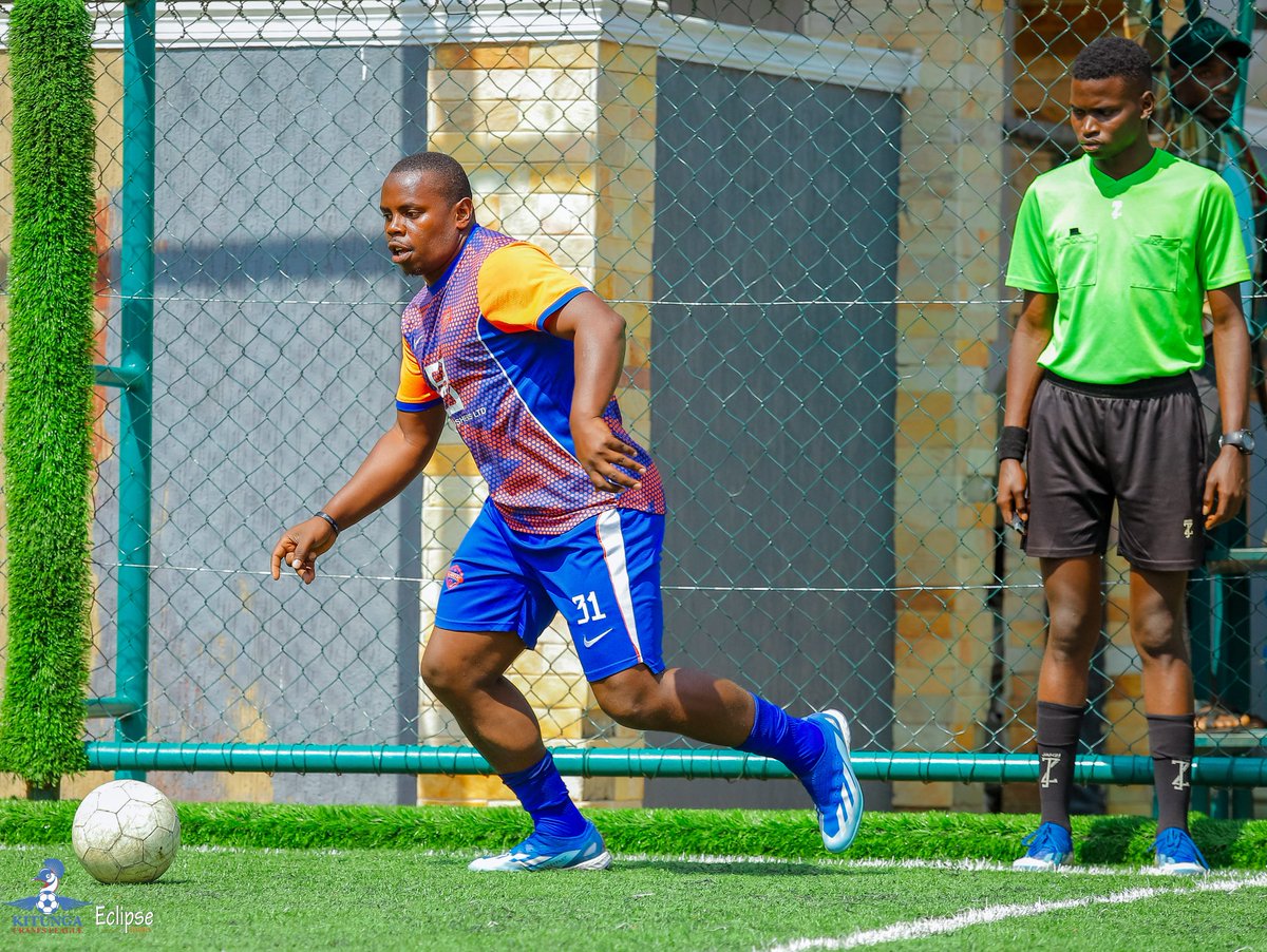 EladoFc's tweet image. Very happy on the pitch this time
@KitungaLeague GW15
#Season7
#ElitePublishersLtd
#TulumbeKaaziFinal