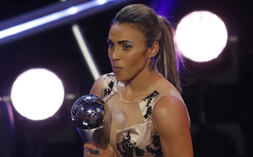 Rainha, me desculpe mas tenho que falar.

O Brasil sem a Marta é um Brasil melhor, mais intenso, mais dinâmico, que busca mais jogo e pressiona mais.

E acima de tudo isso é um Brasil COLETIVO.

E isso não é uma opinião, é um fato baseado em números e estatísticas.