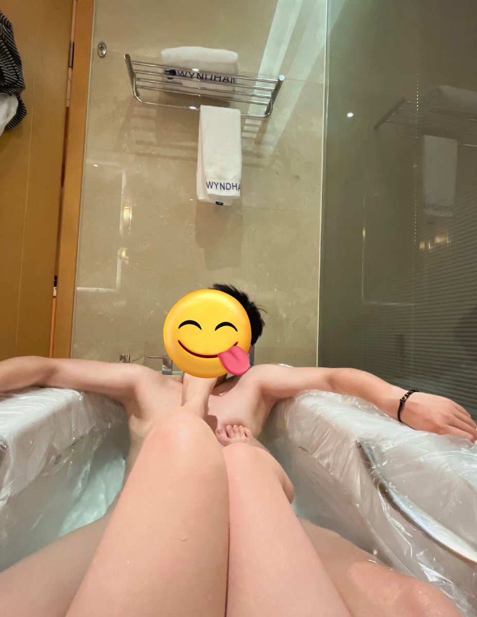 第一次遇見泡澡會裝塑膠膜的人🫨

錄了不少影片💦我被抽插玩弄的樣子只給粉絲看🫵
我的大屁股被兩手抓著搖晃❤️還想玩我後面😤
#追蹤轉發按讚 💗 https://t.co/JhGcS4im8A