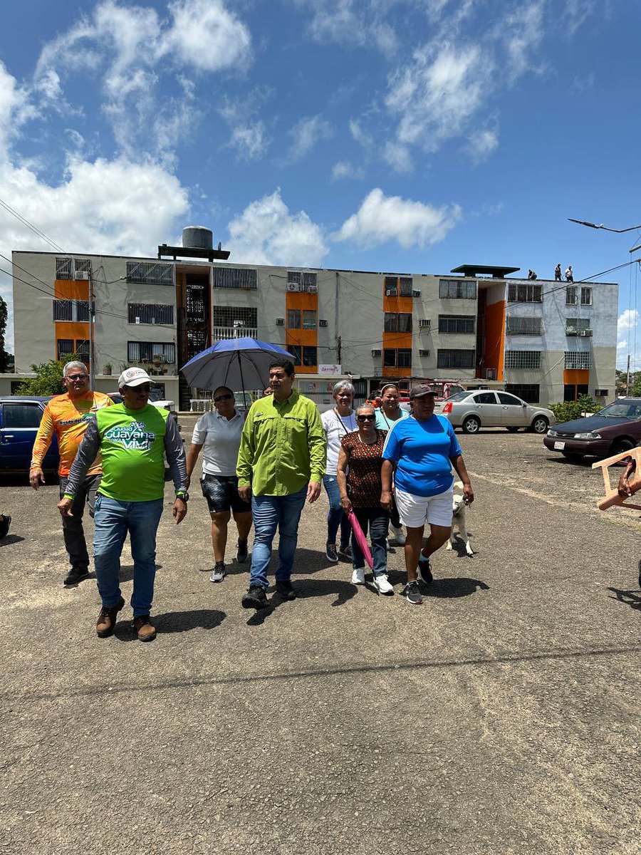 OviedoPSUV's tweet photo. ¿Y vieron cómo van los bloques de Los Alacranes? Esto va a quedar espectacular, es un trabajo muy grande, dedicado, pero que sin duda será un emblema de lo que queremos, de cómo estamos construyendo esta Ciudad Guayana Para Vivir. #ChaoWhatsApp https://t.co/ilOlQA96fX