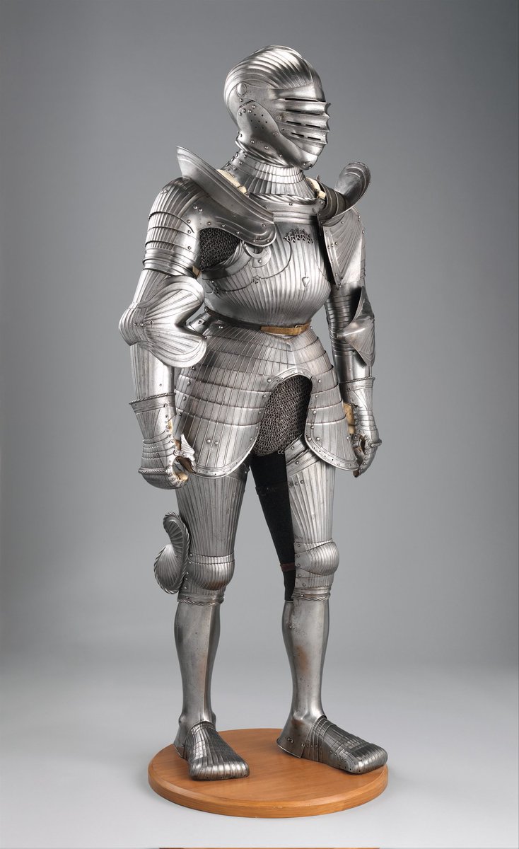 SignificantWyv1's tweet photo. @GeeBaby_1997 @InternetH0F A similar concept was used in gothic style plate armor of the 15th century to make it more rigid and resistant to dents (this is known as fluting), aswell as the stone spearheads of the Folsom and ealier the Clovis cultures of North America https://t.co/KWQux8hInA