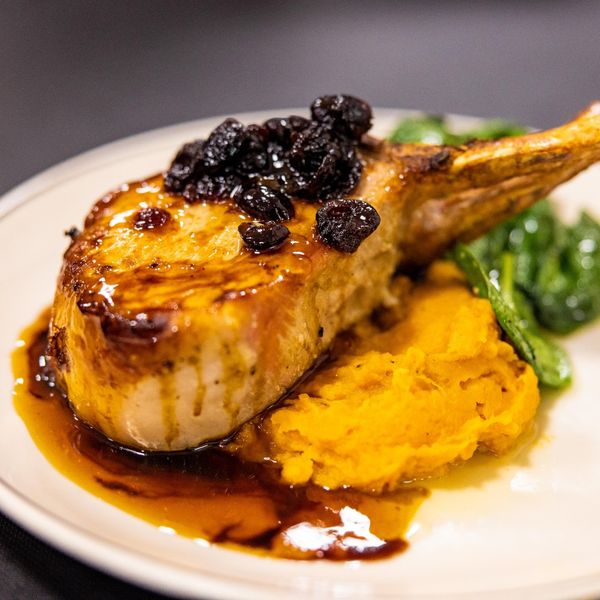 rs3hospitality's tweet photo. RS3 is committed to turning every event into a gourmet experience. 🍴 Whether you're in one of our stadium suites or using our services to cater your event, we’re here to deliver culinary excellence with chef-driven hospitality.
#ChefDriven #Hospitality #Foodie #Catering https://t.co/UHfDLV0QNQ