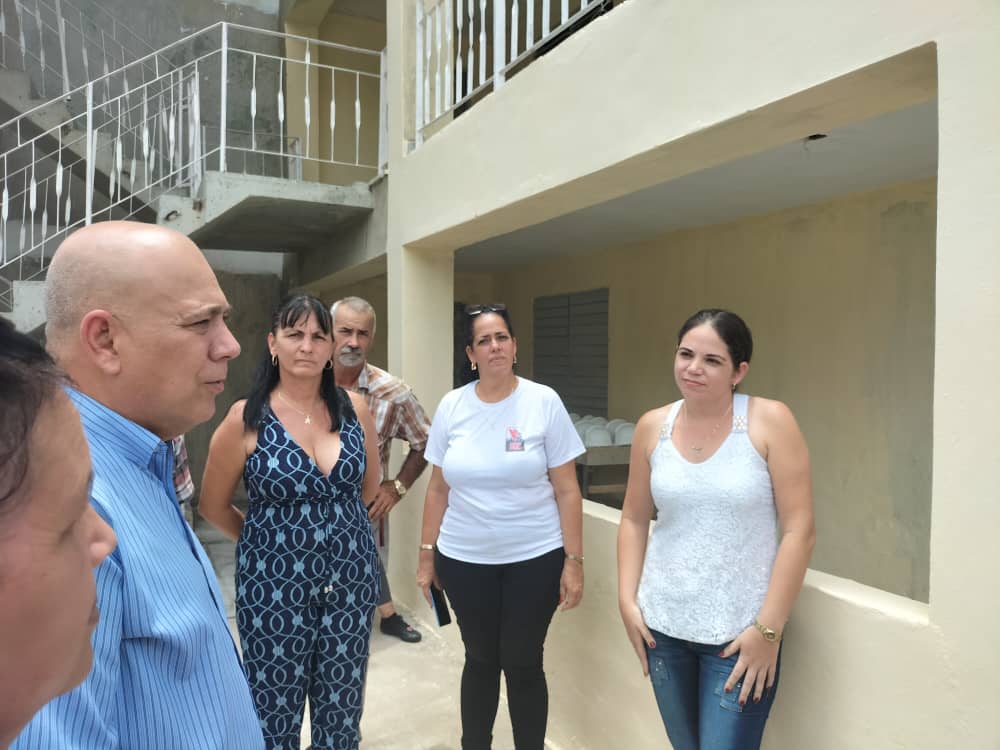 Pronto serán beneficiadas 24 familias con las confortables viviendas que se erigen en el reparto cienfueguero #PuntaGorda. Exhortamos a no detener la producción local de materiales de construcción y evaluar cómo continuar avanzando en el programa de la vivienda. #GenteQueSuma