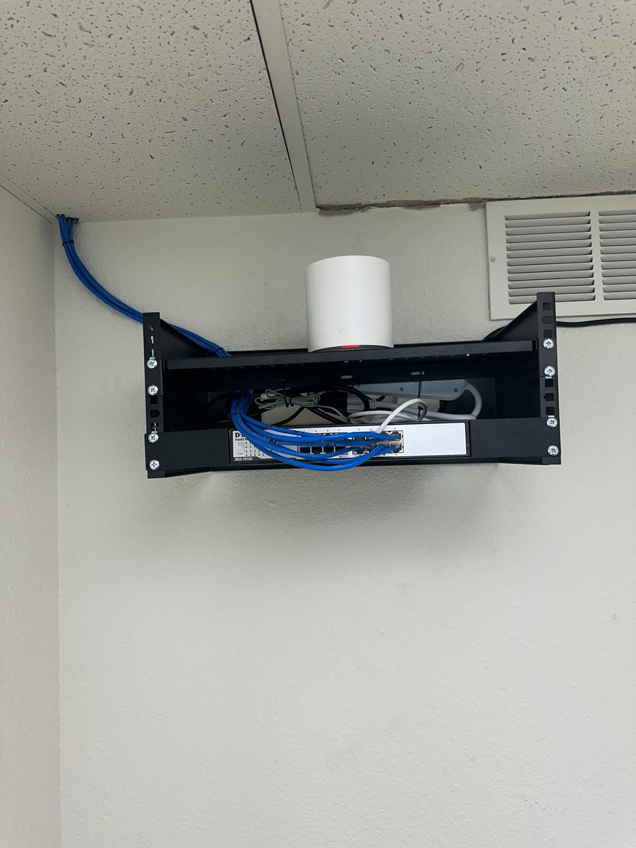 ClineCOM's tweet image. A recent small install at a local branch office for a business out of town. 

#wiring #network #computer #networking #internet #technology #tech #security #cybersecurity #laptop #pc #business