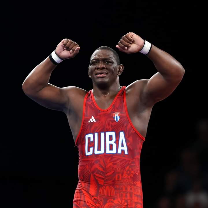 Él es el único deportista de la historia que logra cinco medallas de oro olímpicas en una misma modalidad. Gracias por todo Mijaín. Me quedo con las zapatillas en el centro del colchón, con tu dignidad y nuestras lágrimas. #CubaInspira y tú también.