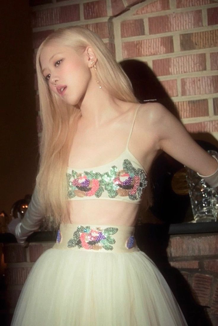 rshourly's tweet photo. #로제 #ROSÉ https://t.co/wQ7oXCLn2O