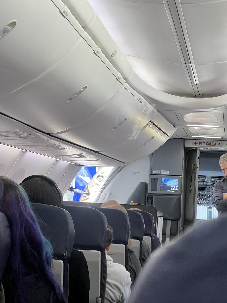 nobreadcrumbs's tweet photo. Hey @SouthwestAir we have been boarded for over an hour and the door still hasn’t been closed. #bwi #letsGO https://t.co/bwqfepFjRW