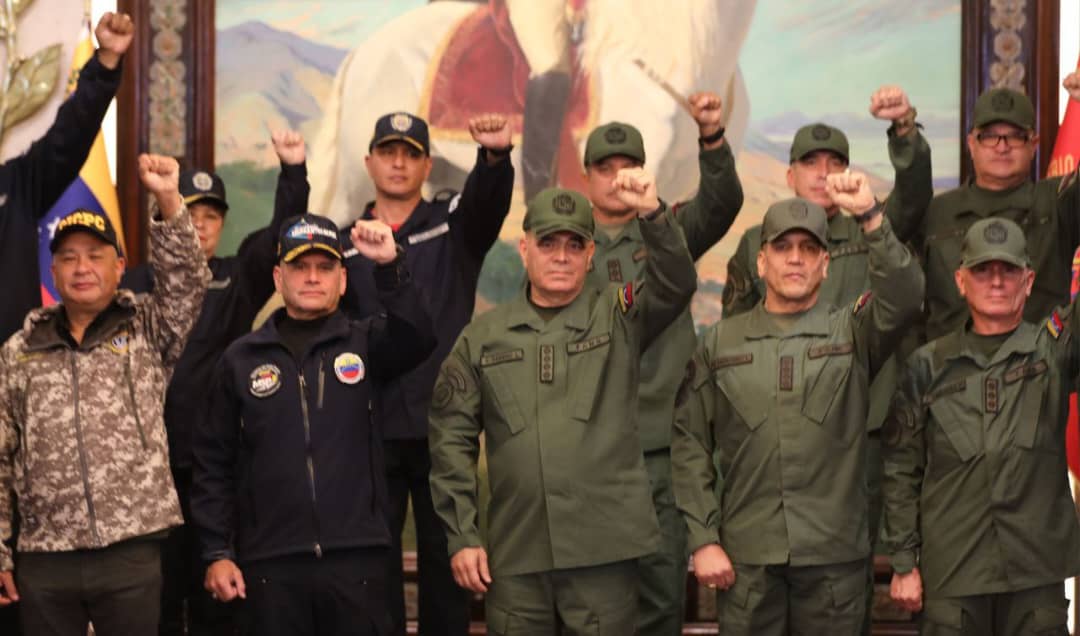 El Ministro G/J <a href="/vladimirpadrino/">Vladimir Padrino L.</a> en unión Militar-Policial junto al Estado Mayor Superior Ampliado, el A/J <a href="/CeballosIchaso1/">@FuerzaDinamica Remigio Ceballos Ichaso</a> y las altas autoridades policiales, por medio de un comunicado rechazan la instigación a la insurrección por parte de los adversarios fascistas de la Patria