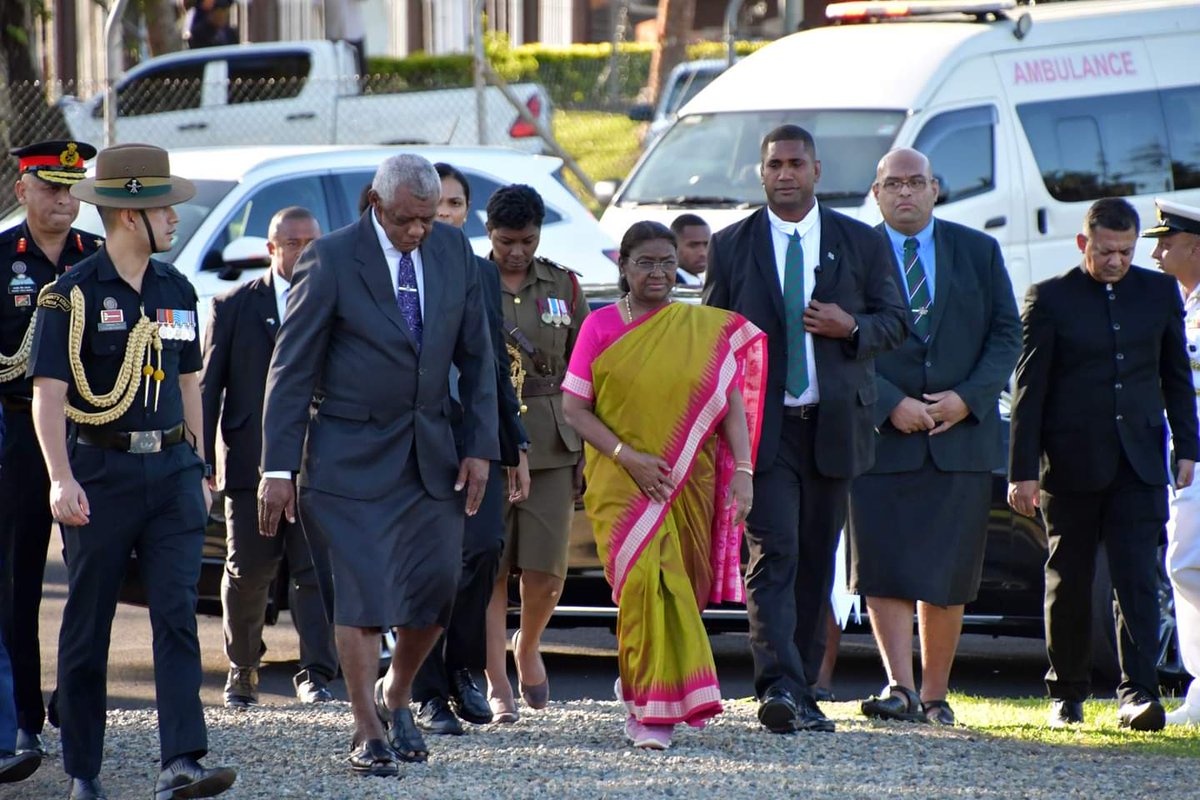 piotikoduaduafj's tweet image. It was an honour for me to accompany Her Excellency Smt. Droupadi Murmu, President of Bharat 🇮🇳 to the War Memorial yesterday where she laid a wreath honouring those that died fighting for our freedom and keeping the peace.