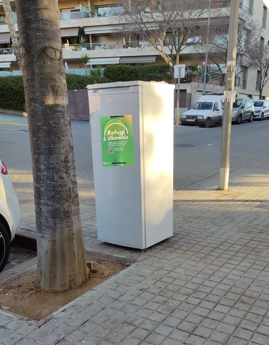 📢📻🗞️🤡 Davant els reiteratius episodis d’onades de calor, el nostre venerable ajuntament amplia la seva xarxa de ❄️Refugis climàtics, amb una iniciativa pionera a Catalunya per protegir els seus veïns i veïnes, instal·lant “REFUGIS CLIMÀTICS PORTÀTILS”
