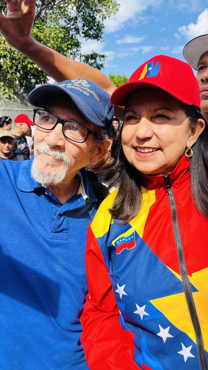 Carmen Meléndez (@gestionperfecta) on Twitter photo Las abuelas y los abuelos de la Patria queremos Paz, estabilidad política, estabilidad social, y nuestro Presidente <a href="/NicolasMaduro/">Nicolás Maduro</a> nos garantiza esta tranquilidad.
Amamos a nuestra Patria y la defenderemos hasta el final.
Hoy nos movilizamos con alegría por Caracas #ChaoWhatsApp Las abuelas y los abuelos de la Patria queremos Paz, estabilidad política, estabilidad social, y nuestro Presidente <a href="/NicolasMaduro/">Nicolás Maduro</a> nos garantiza esta tranquilidad.
Amamos a nuestra Patria y la defenderemos hasta el final.
Hoy nos movilizamos con alegría por Caracas #ChaoWhatsApp