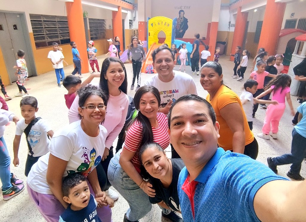 ¡Vacaciones en Paz y Alegría! 
Hoy en la <a href="/UENSucre/">Unidad Educativa Nacional Sucre</a> desde la Parroquia Sucre de Caracas dimos inicio a nuestro Plan Vacacional "Agosto de Escuelas Abiertas" para garantizar la recreación y sana diversión de nuestros niños y niñas.
<a href="/_LaAvanzadora/">Yelitze Santaella</a> <a href="/gracielamarilis/">Graciela Rapisarda</a> <a href="/gestionperfecta/">Carmen Meléndez</a>