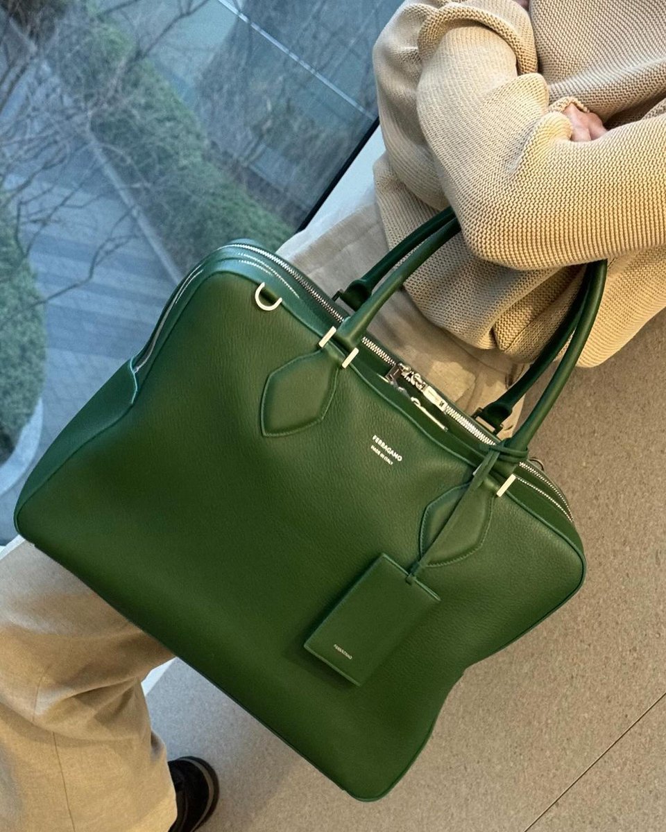 What do you like so much? My outfit or bag? Honestly, I intended to show off my new bag this time