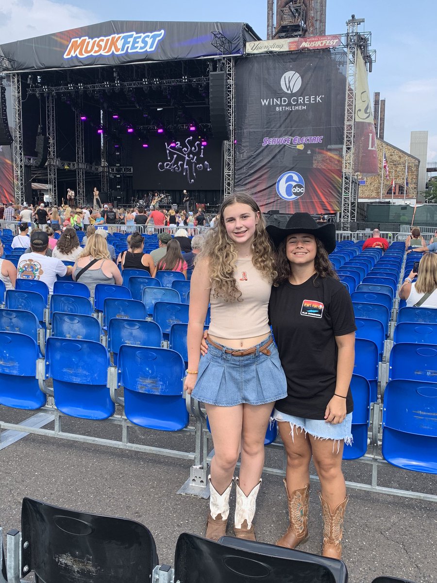 krm188's tweet photo. @OldDominion ….so disappointed we didn’t get more of the show tonight due to the weather. Would love to come back to see you again!! We paid a lot of 💴 for the tickets and the teenagers never got to see you live before….just bummed!! https://t.co/lGzlfpjSQI