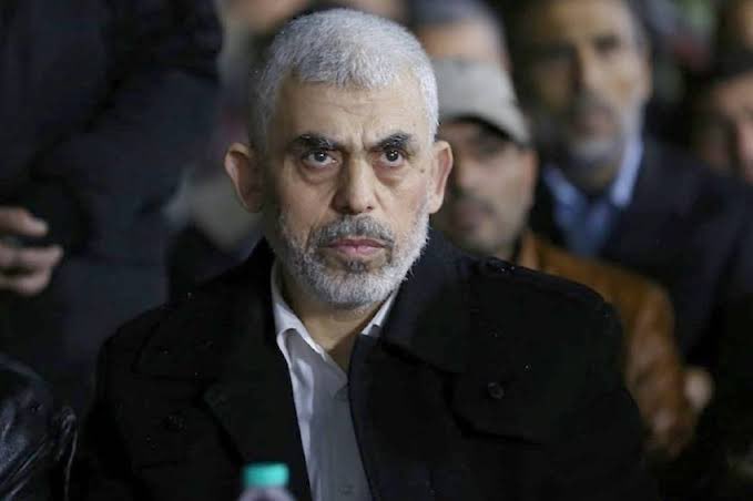 لك أن تتخيل فقط مسيرة هذا الرجل النضالية، وتعرف انه سُجن لدى الصهاينه ٢٤ عام! 

تحت التعذيب والترهيب والابتزاز! وخرج كالاسد يقاوم العدوان لنصرة شعبه ضد المستعمر الصهيوني والغربي والأمريكي!

تحية لك من القلب يا أحد رجالات هذه الامة تاريخيا ✌️

 #يحيي_السنوار