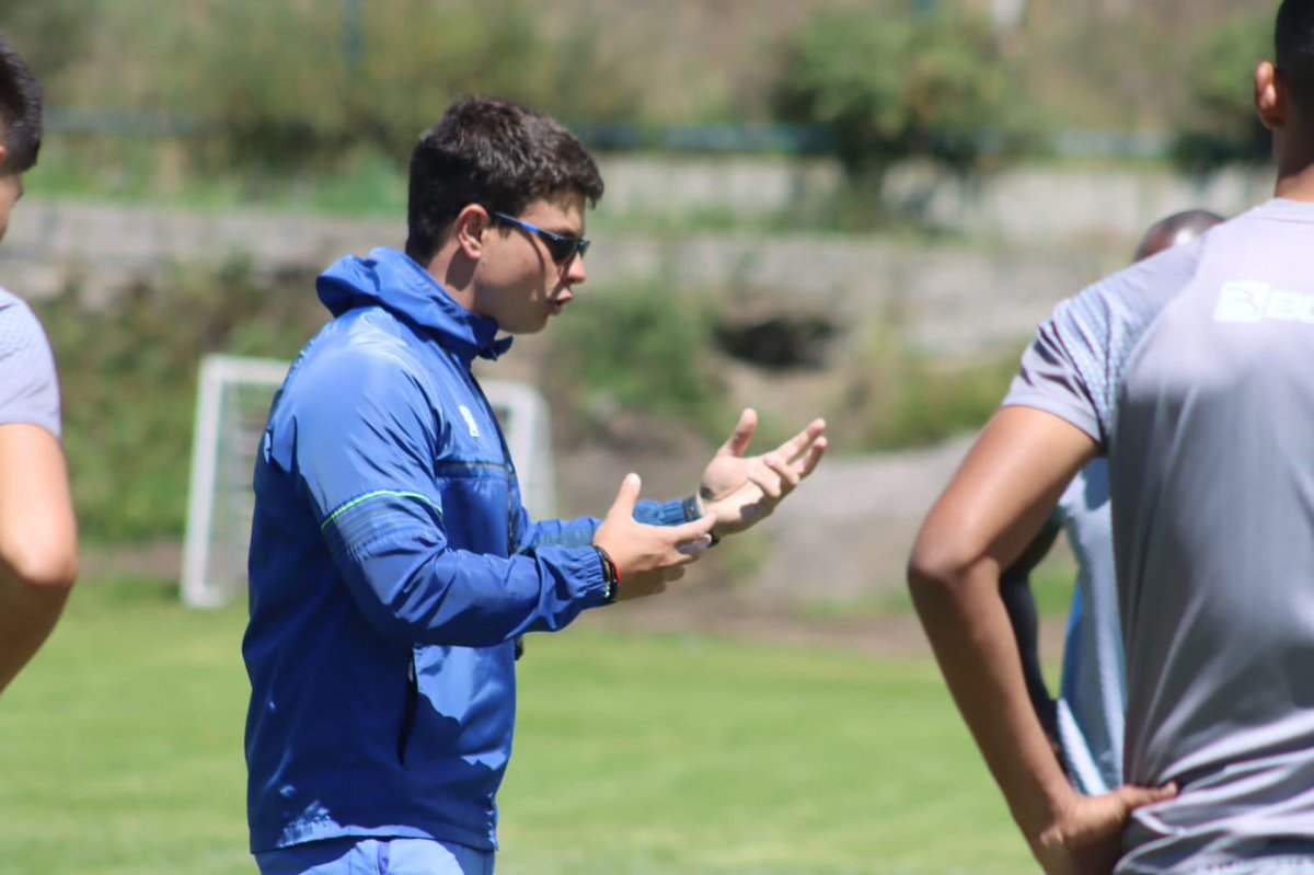 La liga ecuatoriana cuenta con jugadores venezolanos de la talla de: Rafael Romo, Eduard Bello, Jhon Chancellor, Alexander González y José Marrufo.

Pero también está Daniel Izzo como asistente técnico del Macará del profesor Alexandre Pallarés.

A pesar de ser un equipo recién